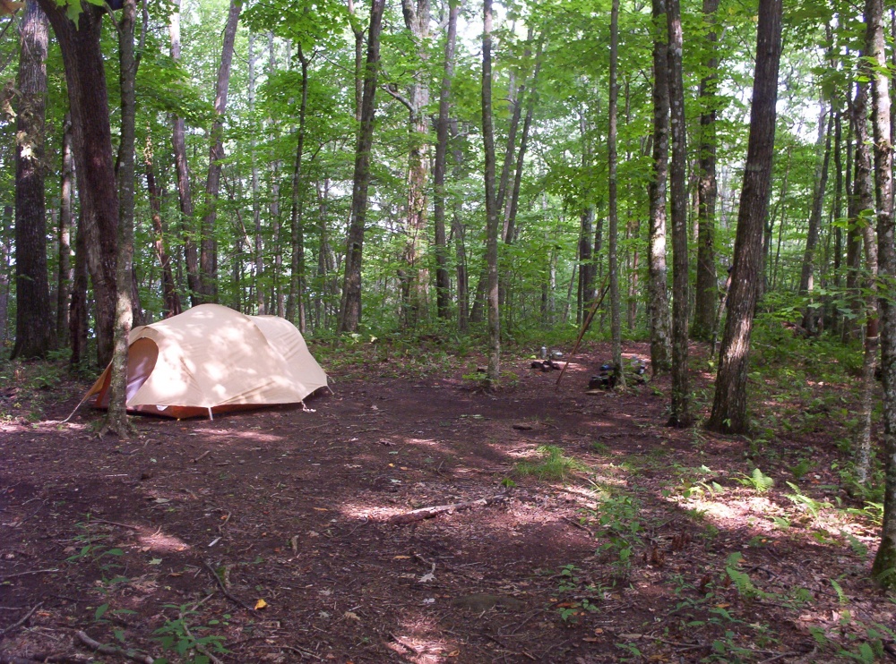 Campsite_above_Juana_s_Sledged_Rock,_July_2009.jpg