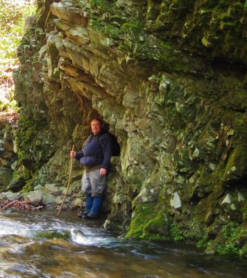 Sampson Wilderness
Rat stands beneath the 'bent strata' at the end of Chigger Ridge, while on the way to Buckeye Falls,
2-26-2011

