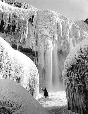 Niagra Falls Frozen
Niagra Falls frozen 1911

